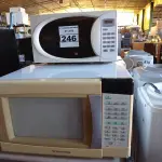 LOTE 246 - 03 MICRO-ONDAS MARCAS E MODELOS DIVERSOS. (NO ESTADO) ATENÇÃO! FAZER A VISITAÇÃO ANTES DE ARREMATAR, NÃO SABEMOS SE FUNCIONA. LEILÃO NÃO TEM GARANTIA E NEM DEVOLUÇÃO, SUJEITO A POSSÍVEIS AVARIAS VISÍVEIS/OCULTAS E/OU AUSÊNCIA DE COMPONENTES.