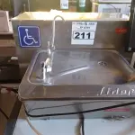 LOTE 211 - 01 BEBEDOURO DE PAREDE EM AÇO INOX MARCA LÍDER 127V. (NO ESTADO) ATENÇÃO! FAZER A VISITAÇÃO ANTES DE ARREMATAR, NÃO SABEMOS SE FUNCIONA. LEILÃO NÃO TEM GARANTIA E NEM DEVOLUÇÃO, SUJEITO A POSSÍVEIS AVARIAS VISÍVEIS/OCULTAS E/OU AUSÊNCIA DE COMPONENTES.