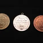 LOTE 014 - LOTE 14 – MEDALHAS – ALFREDO ANDERSEN 	MEDALHA	OBSERVAÇÕES 1.		1ª Exposição de Artistas Paranaenses no Rio de Janeiro. Sociedade de Amigos de Alfredo Andersen.1943. Gravador: José Peon	Bronze 2.		1ª Exposição de Artistas Paranaenses no Rio de Janeiro. Sociedade de Amigos de Alfredo Andersen.1943. Gravador: José Peon	Cobre 3.		1ª Exposição de Artistas Paranaenses no Rio de Janeiro. Sociedade de Amigos de Alfredo Andersen.1943. Gravador: José Peon	Prateada 4.		IV Salão Paranaense de Belas Artes. 1947. Homenagem a Alfredo Andersen (1860-1935). Gravador: José Peon	Cobre 5.		1° Salão Internacional de Arte Fotografica. Foto Clube Colméia. 1960. Gravadores: José Peon e José Tortatto.