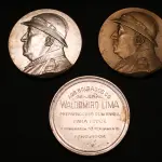 LOTE 042 - LOTE 42 – MEDALHAS DA REVOLUÇÃO DE 1932 	MEDALHA	OBSERVAÇÕES 1.		Medalhão – Soldados do General Waldomiro Lima. 1932. Gravador: José Peón.	Prateada 2.		Medalhão – Soldados do General Waldomiro Lima. 1932. Gravador: José Peón.	Prateada 3.		Medalhão – Soldados do General Waldomiro Lima. 1932. Gravador: José Peón.	Bronze 4.		Medalha Comemorativa da Campanha de 1932. Gravador: José Peón.	Acobreada – envelope da coleção Julio Estrella Moreira