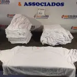 LOTE 011 - 01 LOTE COM APROXIMADAMENTE 40 CAMISETAS BRANCAS TAMANHO G. (NO ESTADO) ATENÇÃO! FAZER A VISITAÇÃO ANTES DE ARREMATAR, NÃO SABEMOS SE FUNCIONA. LEILÃO NÃO TEM GARANTIA E NEM DEVOLUÇÃO, SUJEITO A POSSÍVEIS AVARIAS VISÍVEIS/OCULTAS E/OU AUSÊNCIA DE COMPONENTES.