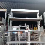 LOTE 348 - 01 ESTANTE EXPOSITORA EM AÇO COM 04 BANDEJAS. (NO ESTADO) ATENÇÃO! FAZER A VISITAÇÃO ANTES DE ARREMATAR, NÃO SABEMOS SE FUNCIONA. LEILÃO NÃO TEM GARANTIA E NEM DEVOLUÇÃO, SUJEITO A POSSÍVEIS AVARIAS VISÍVEIS/OCULTAS E/OU AUSÊNCIA DE COMPONENTES.