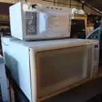 LOTE 246 - 03 MICRO-ONDAS MARCAS E MODELOS DIVERSOS. (NO ESTADO) ATENÇÃO! FAZER A VISITAÇÃO ANTES DE ARREMATAR, NÃO SABEMOS SE FUNCIONA. LEILÃO NÃO TEM GARANTIA E NEM DEVOLUÇÃO, SUJEITO A POSSÍVEIS AVARIAS VISÍVEIS/OCULTAS E/OU AUSÊNCIA DE COMPONENTES.