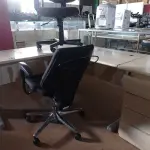LOTE 385 - 01 MESA DE ESCRITÓRIO DE CANTO E 02 CADEIRAS DE ESCRITÓRIO COM BASES GIRATÓRIAS. (NO ESTADO) ATENÇÃO! FAZER A VISITAÇÃO ANTES DE ARREMATAR, NÃO SABEMOS SE FUNCIONA. LEILÃO NÃO TEM GARANTIA E NEM DEVOLUÇÃO, SUJEITO A POSSÍVEIS AVARIAS VISÍVEIS/OCULTAS E/OU AUSÊNCIA DE COMPONENTES.