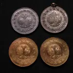 LOTE 031 - LOTE 31 – MEDALHAS CONDE ZEPPELIN 	MEDALHA	OBSERVAÇÕES 1.		Medalha Conde Zeppelin. Curitiba. 1930  Gravador: José Peón	Prateada – envelope da Coleção Júlio Estrella Moreira 2.		Medalha Conde Zeppelin. Curitiba. 1930  Gravador: José Peón	Chumbo – envelope da Coleção Júlio Estrella Moreira 3.		Medalha Conde Zeppelin. Curitiba. 1930  Gravador: José Peón	Dourada 4.		Medalha Conde Zeppelin. Curitiba. 1930  Gravador: José Peón	Dourada