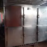 LOTE 345 - 01 GELADEIRA INDUSTRIAL EM INOX COM 06 PORTAS. (NO ESTADO) ATENÇÃO! FAZER A VISITAÇÃO ANTES DE ARREMATAR, NÃO SABEMOS SE FUNCIONA. LEILÃO NÃO TEM GARANTIA E NEM DEVOLUÇÃO, SUJEITO A POSSÍVEIS AVARIAS VISÍVEIS/OCULTAS E/OU AUSÊNCIA DE COMPONENTES.