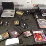 LOTE 004 - 01 LOTE COM CONTROLES DE VÍDEO GAME, CONTROLES DE TV, MEMORY CARD DE JOGOS E DIVERSOS ELETRÔNICOS. (NO ESTADO) ATENÇÃO! FAZER A VISITAÇÃO ANTES DE ARREMATAR, NÃO SABEMOS SE FUNCIONA. LEILÃO NÃO TEM GARANTIA E NEM DEVOLUÇÃO, SUJEITO A POSSÍVEIS AVARIAS VISÍVEIS/OCULTAS E/OU AUSÊNCIA DE COMPONENTES.
