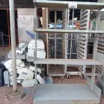 LOTE 347 - 01 ESTANTE EXPOSITORA EM AÇO COM 04 BANDEJAS. (NO ESTADO) ATENÇÃO! FAZER A VISITAÇÃO ANTES DE ARREMATAR, NÃO SABEMOS SE FUNCIONA. LEILÃO NÃO TEM GARANTIA E NEM DEVOLUÇÃO, SUJEITO A POSSÍVEIS AVARIAS VISÍVEIS/OCULTAS E/OU AUSÊNCIA DE COMPONENTES.