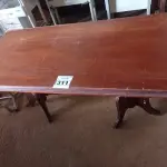 LOTE 311 - 01 MESA EM MADEIRA. (NO ESTADO) ATENÇÃO! FAZER A VISITAÇÃO ANTES DE ARREMATAR, NÃO SABEMOS SE FUNCIONA. LEILÃO NÃO TEM GARANTIA E NEM DEVOLUÇÃO, SUJEITO A POSSÍVEIS AVARIAS VISÍVEIS/OCULTAS E/OU AUSÊNCIA DE COMPONENTES.