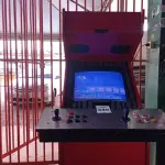 LOTE 340 - 01 MÁQUINA DE FLIPERAMA THE KING OF FIGHTERS. (NO ESTADO) ATENÇÃO! FAZER A VISITAÇÃO ANTES DE ARREMATAR, NÃO SABEMOS SE FUNCIONA. LEILÃO NÃO TEM GARANTIA E NEM DEVOLUÇÃO, SUJEITO A POSSÍVEIS AVARIAS VISÍVEIS/OCULTAS E/OU AUSÊNCIA DE COMPONENTES.