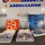 LOTE 025 - 05 CARRETEIS COM FITAS PARA GRAVADOR DE ROLO. (NO ESTADO) ATENÇÃO! FAZER A VISITAÇÃO ANTES DE ARREMATAR, NÃO SABEMOS SE FUNCIONA. LEILÃO NÃO TEM GARANTIA E NEM DEVOLUÇÃO, SUJEITO A POSSÍVEIS AVARIAS VISÍVEIS/OCULTAS E/OU AUSÊNCIA DE COMPONENTES.