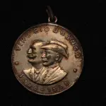 LOTE 015 - LOTE 15 – MEDALHAS CIVICAS MILITARES 	MEDALHA	OBSERVAÇÕES 1.		União Cívica Paranaense – 1916.Gravadores: Jose Peon e Fernandez	Acobreada 2.		União Cívica Paranaense – 1916.Gravadores: Jose Peon e Fernandez	Dourada – prova de cunho 3.		Revolução de 05 de outubro de 1930. Gravador: José Peon.	Prateada - envelope da Coleção Júlio Estrella Moreira 4.		Corrida do Facho Militar – 5 ª Região Militar. 1948.Gravador: José Peon	Acobreada 5.		Corrida do Facho Militar – 5 ª Região Militar. 1948.Gravador: José Peon	Acobreada 6.		Libertadores da Nação. Revolução de 1930. Gravador: Eduardo Mueller	Reveso Liso 7.		Cinquentenário da República – Tiro de Guerra Rio Branco. 1939. Gravador: Frederico Tod.	Prateada 8.		Corrida do Facho Militar – 5 ª Região Militar. 1943.Gravador: José Peon	Acobreada 9.		Corrida do Facho Militar – 5 ª Região Militar. 1960.	Acobreada 10.		1° Centenário da Policia Militar do Paraná. 1954.Gravadores Peon e Tortatto	Oxidada