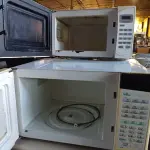LOTE 246 - 03 MICRO-ONDAS MARCAS E MODELOS DIVERSOS. (NO ESTADO) ATENÇÃO! FAZER A VISITAÇÃO ANTES DE ARREMATAR, NÃO SABEMOS SE FUNCIONA. LEILÃO NÃO TEM GARANTIA E NEM DEVOLUÇÃO, SUJEITO A POSSÍVEIS AVARIAS VISÍVEIS/OCULTAS E/OU AUSÊNCIA DE COMPONENTES.