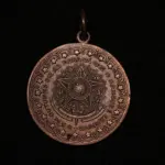 LOTE 015 - LOTE 15 – MEDALHAS CIVICAS MILITARES 	MEDALHA	OBSERVAÇÕES 1.		União Cívica Paranaense – 1916.Gravadores: Jose Peon e Fernandez	Acobreada 2.		União Cívica Paranaense – 1916.Gravadores: Jose Peon e Fernandez	Dourada – prova de cunho 3.		Revolução de 05 de outubro de 1930. Gravador: José Peon.	Prateada - envelope da Coleção Júlio Estrella Moreira 4.		Corrida do Facho Militar – 5 ª Região Militar. 1948.Gravador: José Peon	Acobreada 5.		Corrida do Facho Militar – 5 ª Região Militar. 1948.Gravador: José Peon	Acobreada 6.		Libertadores da Nação. Revolução de 1930. Gravador: Eduardo Mueller	Reveso Liso 7.		Cinquentenário da República – Tiro de Guerra Rio Branco. 1939. Gravador: Frederico Tod.	Prateada 8.		Corrida do Facho Militar – 5 ª Região Militar. 1943.Gravador: José Peon	Acobreada 9.		Corrida do Facho Militar – 5 ª Região Militar. 1960.	Acobreada 10.		1° Centenário da Policia Militar do Paraná. 1954.Gravadores Peon e Tortatto	Oxidada