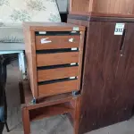 LOTE 315 - 01 ARMÁRIO BAIXO, 01 GAVETEIRO E 02 MESINHAS EM MADEIRA. (NO ESTADO) ATENÇÃO! FAZER A VISITAÇÃO ANTES DE ARREMATAR, NÃO SABEMOS SE FUNCIONA. LEILÃO NÃO TEM GARANTIA E NEM DEVOLUÇÃO, SUJEITO A POSSÍVEIS AVARIAS VISÍVEIS/OCULTAS E/OU AUSÊNCIA DE COMPONENTES.