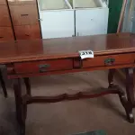 LOTE 318 - 01 MESA EM MADEIRA. (NO ESTADO) ATENÇÃO! FAZER A VISITAÇÃO ANTES DE ARREMATAR, NÃO SABEMOS SE FUNCIONA. LEILÃO NÃO TEM GARANTIA E NEM DEVOLUÇÃO, SUJEITO A POSSÍVEIS AVARIAS VISÍVEIS/OCULTAS E/OU AUSÊNCIA DE COMPONENTES.