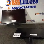 LOTE 265 - 02 MONITORES LG FLATROM E2260V-PN. (NO ESTADO) ATENÇÃO! FAZER A VISITAÇÃO ANTES DE ARREMATAR, NÃO SABEMOS SE FUNCIONA. LEILÃO NÃO TEM GARANTIA E NEM DEVOLUÇÃO, SUJEITO A POSSÍVEIS AVARIAS VISÍVEIS/OCULTAS E/OU AUSÊNCIA DE COMPONENTES.