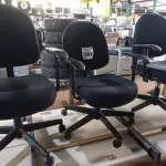 LOTE 383 - 03 CADEIRAS DE ESCRITÓRIO COM BASES GIRATÓRIAS MARCAS GIROFLEX. (NO ESTADO) ATENÇÃO! FAZER A VISITAÇÃO ANTES DE ARREMATAR, NÃO SABEMOS SE FUNCIONA. LEILÃO NÃO TEM GARANTIA E NEM DEVOLUÇÃO, SUJEITO A POSSÍVEIS AVARIAS VISÍVEIS/OCULTAS E/OU AUSÊNCIA DE COMPONENTES.