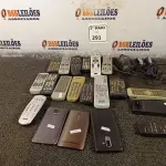 LOTE 291 - 01 LOTE COM 03 CELULARES E VÁRIOS CONTROLES REMOTOS MARCAS E MODELOS DIVERSOS. (NO ESTADO) ATENÇÃO! FAZER A VISITAÇÃO ANTES DE ARREMATAR, NÃO SABEMOS SE FUNCIONA. LEILÃO NÃO TEM GARANTIA E NEM DEVOLUÇÃO, SUJEITO A POSSÍVEIS AVARIAS VISÍVEIS/OCULTAS E/OU AUSÊNCIA DE COMPONENTES.