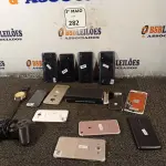 LOTE 282 - 10 CELULARES PARA RETIRADA DE PEÇAS, 01 RELÓGIO DE PULSO E 01 CONTROLE REMOTO. (NO ESTADO) ATENÇÃO! FAZER A VISITAÇÃO ANTES DE ARREMATAR, NÃO SABEMOS SE FUNCIONA. LEILÃO NÃO TEM GARANTIA E NEM DEVOLUÇÃO, SUJEITO A POSSÍVEIS AVARIAS VISÍVEIS/OCULTAS E/OU AUSÊNCIA DE COMPONENTES.