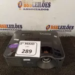LOTE 289 - 01 PROJETOR MARCA BENQ. (NO ESTADO) ATENÇÃO! FAZER A VISITAÇÃO ANTES DE ARREMATAR, NÃO SABEMOS SE FUNCIONA. LEILÃO NÃO TEM GARANTIA E NEM DEVOLUÇÃO, SUJEITO A POSSÍVEIS AVARIAS VISÍVEIS/OCULTAS E/OU AUSÊNCIA DE COMPONENTES.