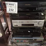 LOTE 232 - 06 VÍDEOS CASSETES MARCAS E MODELOS DIVERSOS. (NO ESTADO) ATENÇÃO! FAZER A VISITAÇÃO ANTES DE ARREMATAR, NÃO SABEMOS SE FUNCIONA. LEILÃO NÃO TEM GARANTIA E NEM DEVOLUÇÃO, SUJEITO A POSSÍVEIS AVARIAS VISÍVEIS/OCULTAS E/OU AUSÊNCIA DE COMPONENTES.