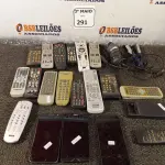 LOTE 291 - 01 LOTE COM 03 CELULARES E VÁRIOS CONTROLES REMOTOS MARCAS E MODELOS DIVERSOS. (NO ESTADO) ATENÇÃO! FAZER A VISITAÇÃO ANTES DE ARREMATAR, NÃO SABEMOS SE FUNCIONA. LEILÃO NÃO TEM GARANTIA E NEM DEVOLUÇÃO, SUJEITO A POSSÍVEIS AVARIAS VISÍVEIS/OCULTAS E/OU AUSÊNCIA DE COMPONENTES.