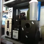 LOTE 047 - 01 LOTE COM VÁRIAS CAIXAS DE SOM MARCAS E MODELOS DIVERSOS, 01 FONE DE OUVIDO E 03 GARRAFINHAS. (NO ESTADO) ATENÇÃO! FAZER A VISITAÇÃO ANTES DE ARREMATAR, NÃO SABEMOS SE FUNCIONA. LEILÃO NÃO TEM GARANTIA E NEM DEVOLUÇÃO, SUJEITO A POSSÍVEIS AVARIAS VISÍVEIS/OCULTAS E/OU AUSÊNCIA DE COMPONENTES.