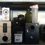 LOTE 047 - 01 LOTE COM VÁRIAS CAIXAS DE SOM MARCAS E MODELOS DIVERSOS, 01 FONE DE OUVIDO E 03 GARRAFINHAS. (NO ESTADO) ATENÇÃO! FAZER A VISITAÇÃO ANTES DE ARREMATAR, NÃO SABEMOS SE FUNCIONA. LEILÃO NÃO TEM GARANTIA E NEM DEVOLUÇÃO, SUJEITO A POSSÍVEIS AVARIAS VISÍVEIS/OCULTAS E/OU AUSÊNCIA DE COMPONENTES.