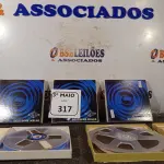LOTE 317 - 05 CARRETÉIS COM FITAS PARA GRAVADOR DE ROLO. (NO ESTADO) ATENÇÃO! FAZER A VISITAÇÃO ANTES DE ARREMATAR, NÃO SABEMOS SE FUNCIONA. LEILÃO NÃO TEM GARANTIA E NEM DEVOLUÇÃO, SUJEITO A POSSÍVEIS AVARIAS VISÍVEIS/OCULTAS E/OU AUSÊNCIA DE COMPONENTES.