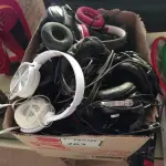 LOTE 263 - 01 LOTE COM 08 RAQUETES RECARREGÁVEIS E FONES DE OUVIDOS DIVERSOS. (NO ESTADO) ATENÇÃO! FAZER A VISITAÇÃO ANTES DE ARREMATAR, NÃO SABEMOS SE FUNCIONA. LEILÃO NÃO TEM GARANTIA E NEM DEVOLUÇÃO, SUJEITO A POSSÍVEIS AVARIAS VISÍVEIS/OCULTAS E/OU AUSÊNCIA DE COMPONENTES.