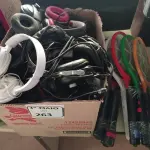 LOTE 263 - 01 LOTE COM 08 RAQUETES RECARREGÁVEIS E FONES DE OUVIDOS DIVERSOS. (NO ESTADO) ATENÇÃO! FAZER A VISITAÇÃO ANTES DE ARREMATAR, NÃO SABEMOS SE FUNCIONA. LEILÃO NÃO TEM GARANTIA E NEM DEVOLUÇÃO, SUJEITO A POSSÍVEIS AVARIAS VISÍVEIS/OCULTAS E/OU AUSÊNCIA DE COMPONENTES.