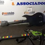 LOTE 077 - 02 GUITARRAS GAMER. (NO ESTADO) ATENÇÃO! FAZER A VISITAÇÃO ANTES DE ARREMATAR, NÃO SABEMOS SE FUNCIONA. LEILÃO NÃO TEM GARANTIA E NEM DEVOLUÇÃO, SUJEITO A POSSÍVEIS AVARIAS VISÍVEIS/OCULTAS E/OU AUSÊNCIA DE COMPONENTES.