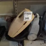 LOTE 245 - 02 ASPIRADORES DE PÓ. (NO ESTADO) ATENÇÃO! FAZER A VISITAÇÃO ANTES DE ARREMATAR, NÃO SABEMOS SE FUNCIONA. LEILÃO NÃO TEM GARANTIA E NEM DEVOLUÇÃO, SUJEITO A POSSÍVEIS AVARIAS VISÍVEIS/OCULTAS E/OU AUSÊNCIA DE COMPONENTES.