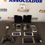 LOTE 282 - 10 CELULARES PARA RETIRADA DE PEÇAS, 01 RELÓGIO DE PULSO E 01 CONTROLE REMOTO. (NO ESTADO) ATENÇÃO! FAZER A VISITAÇÃO ANTES DE ARREMATAR, NÃO SABEMOS SE FUNCIONA. LEILÃO NÃO TEM GARANTIA E NEM DEVOLUÇÃO, SUJEITO A POSSÍVEIS AVARIAS VISÍVEIS/OCULTAS E/OU AUSÊNCIA DE COMPONENTES.