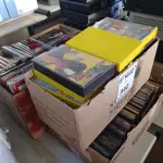 LOTE 340 - 01 LOTE COM CD’S, FITAS CASSETES E DVD’S. (NO ESTADO) ATENÇÃO! FAZER A VISITAÇÃO ANTES DE ARREMATAR, NÃO SABEMOS SE FUNCIONA. LEILÃO NÃO TEM GARANTIA E NEM DEVOLUÇÃO, SUJEITO A POSSÍVEIS AVARIAS VISÍVEIS/OCULTAS E/OU AUSÊNCIA DE COMPONENTES.
