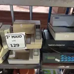 LOTE 129 - 01 RELÓGIO DE PONTO E 04 IMPRESSORAS DE RECIBO MARCA EPSON. (NO ESTADO) ATENÇÃO! FAZER A VISITAÇÃO ANTES DE ARREMATAR, NÃO SABEMOS SE FUNCIONA. LEILÃO NÃO TEM GARANTIA E NEM DEVOLUÇÃO, SUJEITO A POSSÍVEIS AVARIAS VISÍVEIS/OCULTAS E/OU AUSÊNCIA DE COMPONENTES.