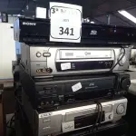LOTE 341 - 06 VÍDEOS CASSETES MARCAS E MODELOS DIVERSOS E 01 APARELHO DE DVD BLU-RAY DISC MARCA SONY. (NO ESTADO) ATENÇÃO! FAZER A VISITAÇÃO ANTES DE ARREMATAR, NÃO SABEMOS SE FUNCIONA. LEILÃO NÃO TEM GARANTIA E NEM DEVOLUÇÃO, SUJEITO A POSSÍVEIS AVARIAS VISÍVEIS/OCULTAS E/OU AUSÊNCIA DE COMPONENTES.
