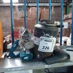 LOTE 226 - 01 MAKITA, 01 FURADEIRA, 01 PACOTE COM RODINHAS E 01 TRITURADOR DE LEGUMES. (NO ESTADO) ATENÇÃO! FAZER A VISITAÇÃO ANTES DE ARREMATAR, NÃO SABEMOS SE FUNCIONA. LEILÃO NÃO TEM GARANTIA E NEM DEVOLUÇÃO, SUJEITO A POSSÍVEIS AVARIAS VISÍVEIS/OCULTAS E/OU AUSÊNCIA DE COMPONENTES.