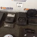 LOTE 319 - 03 TOCA FITAS E DIVERSOS ELETRÔNICOS. (NO ESTADO) ATENÇÃO! FAZER A VISITAÇÃO ANTES DE ARREMATAR, NÃO SABEMOS SE FUNCIONA. LEILÃO NÃO TEM GARANTIA E NEM DEVOLUÇÃO, SUJEITO A POSSÍVEIS AVARIAS VISÍVEIS/OCULTAS E/OU AUSÊNCIA DE COMPONENTES.