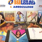 LOTE 313 - 27 DISCOS DE VINIL DIVERSOS CANTORES. (NO ESTADO) ATENÇÃO! FAZER A VISITAÇÃO ANTES DE ARREMATAR, NÃO SABEMOS SE FUNCIONA. LEILÃO NÃO TEM GARANTIA E NEM DEVOLUÇÃO, SUJEITO A POSSÍVEIS AVARIAS VISÍVEIS/OCULTAS E/OU AUSÊNCIA DE COMPONENTES.