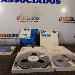 LOTE 299 - 05 CARRETEIS COM FITAS PARA GRAVADOR DE ROLO. (NO ESTADO) ATENÇÃO! FAZER A VISITAÇÃO ANTES DE ARREMATAR, NÃO SABEMOS SE FUNCIONA. LEILÃO NÃO TEM GARANTIA E NEM DEVOLUÇÃO, SUJEITO A POSSÍVEIS AVARIAS VISÍVEIS/OCULTAS E/OU AUSÊNCIA DE COMPONENTES.