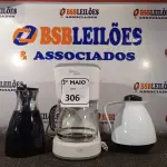 LOTE 306 - 03 GARRAFAS DE CAFÉ SENDO 01 ELÉTRICA. (NO ESTADO) ATENÇÃO! FAZER A VISITAÇÃO ANTES DE ARREMATAR, NÃO SABEMOS SE FUNCIONA. LEILÃO NÃO TEM GARANTIA E NEM DEVOLUÇÃO, SUJEITO A POSSÍVEIS AVARIAS VISÍVEIS/OCULTAS E/OU AUSÊNCIA DE COMPONENTES.