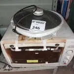 LOTE 246 - 01 FORNO SUGAR E 01 FRITADEIRA ELÉTRICA. (NO ESTADO) ATENÇÃO! FAZER A VISITAÇÃO ANTES DE ARREMATAR, NÃO SABEMOS SE FUNCIONA. LEILÃO NÃO TEM GARANTIA E NEM DEVOLUÇÃO, SUJEITO A POSSÍVEIS AVARIAS VISÍVEIS/OCULTAS E/OU AUSÊNCIA DE COMPONENTES.