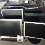 LOTE 268 - 06 MONITORES LCD MARCAS E MODELOS DIVERSOS COM AVARIAS. (NO ESTADO) ATENÇÃO! FAZER A VISITAÇÃO ANTES DE ARREMATAR, NÃO SABEMOS SE FUNCIONA. LEILÃO NÃO TEM GARANTIA E NEM DEVOLUÇÃO, SUJEITO A POSSÍVEIS AVARIAS VISÍVEIS/OCULTAS E/OU AUSÊNCIA DE COMPONENTES.