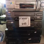 LOTE 145 - 06 VÍDEOS CASSETES MARCAS E MODELOS DIVERSOS. (NO ESTADO) ATENÇÃO! FAZER A VISITAÇÃO ANTES DE ARREMATAR, NÃO SABEMOS SE FUNCIONA. LEILÃO NÃO TEM GARANTIA E NEM DEVOLUÇÃO, SUJEITO A POSSÍVEIS AVARIAS VISÍVEIS/OCULTAS E/OU AUSÊNCIA DE COMPONENTES.