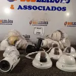 LOTE 298 - 01 LOTE COM VÁRIAS CÂMERAS DE SEGURANÇA. (NO ESTADO) ATENÇÃO! FAZER A VISITAÇÃO ANTES DE ARREMATAR, NÃO SABEMOS SE FUNCIONA. LEILÃO NÃO TEM GARANTIA E NEM DEVOLUÇÃO, SUJEITO A POSSÍVEIS AVARIAS VISÍVEIS/OCULTAS E/OU AUSÊNCIA DE COMPONENTES.