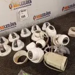 LOTE 288 - 01 LOTE COM VÁRIAS CÂMERAS DE SEGURANÇA. (NO ESTADO) ATENÇÃO! FAZER A VISITAÇÃO ANTES DE ARREMATAR, NÃO SABEMOS SE FUNCIONA. LEILÃO NÃO TEM GARANTIA E NEM DEVOLUÇÃO, SUJEITO A POSSÍVEIS AVARIAS VISÍVEIS/OCULTAS E/OU AUSÊNCIA DE COMPONENTES.