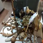 LOTE 219 - 02 ABAJURES, SENDO 01 DE TETO E 01 LUMINÁRIA DE PAREDE. (NO ESTADO) ATENÇÃO! FAZER A VISITAÇÃO ANTES DE ARREMATAR, NÃO SABEMOS SE FUNCIONA. LEILÃO NÃO TEM GARANTIA E NEM DEVOLUÇÃO, SUJEITO A POSSÍVEIS AVARIAS VISÍVEIS/OCULTAS E/OU AUSÊNCIA DE COMPONENTES.