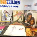 LOTE 313 - 27 DISCOS DE VINIL DIVERSOS CANTORES. (NO ESTADO) ATENÇÃO! FAZER A VISITAÇÃO ANTES DE ARREMATAR, NÃO SABEMOS SE FUNCIONA. LEILÃO NÃO TEM GARANTIA E NEM DEVOLUÇÃO, SUJEITO A POSSÍVEIS AVARIAS VISÍVEIS/OCULTAS E/OU AUSÊNCIA DE COMPONENTES.